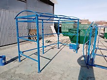 Каркас остановочного павильона выполнен из профильной трубы и покрашен в синий цвет.