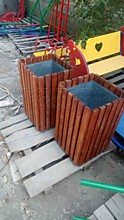 Урна для мусора квадратная, каркас металлический, обшитый деревом.